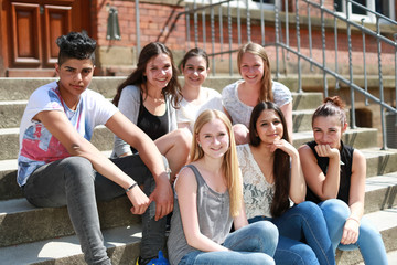 Gruppe Schüler sitzt auf einer Treppe