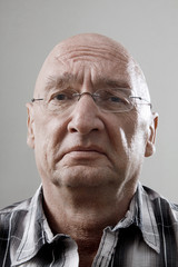 Enttäuschter, trauriger Mann mit Glatze