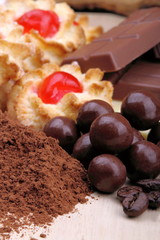 Sfere di cioccolato con dolci alle mandorle