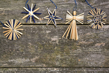 Choinkowe ozdoby na drewnianym tle © Patryk Michalski