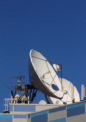 Parabolic antenna satellite communications