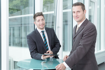 Zwei Arbeitskollegen am Stehtisch