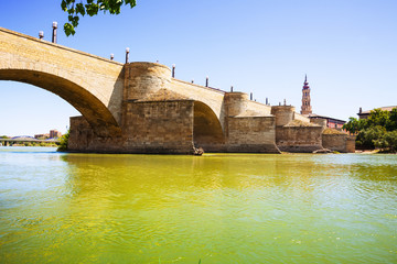 Obraz premium Stone Bridge over Ebro in Zaragoza