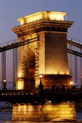 Night image of the hungarian chain Bridge