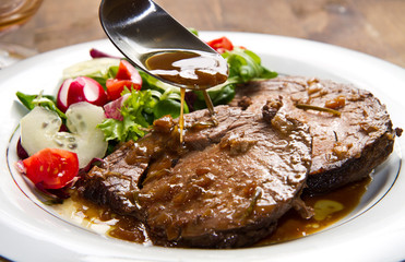  beef  garnished with fresh salad
