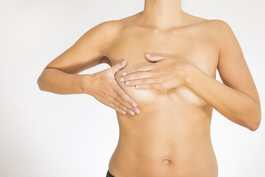 Frau tastet Ihre Brust als Vorsorgemaßnahme gegen Krebs ab