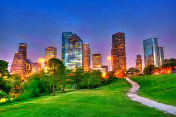 Fototapeta na wymiar Houston Texas Skyline o zmierzchu nowoczesny Zachód słońca w parku