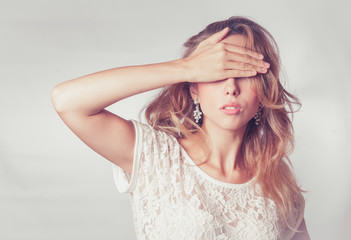 Naklejka premium blond haired 20s women studio shot