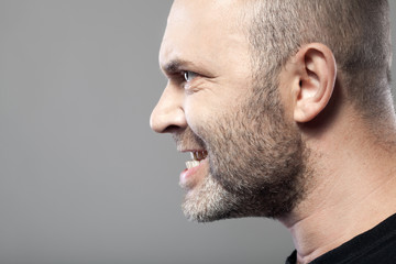 Obraz premium portrait of angry man isolated on gray background with copyspace