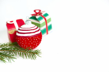 Ozdoby choinkowe na białym tle © Patryk Michalski