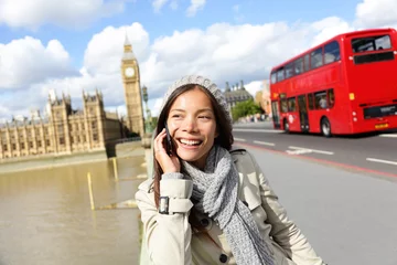 Fotobehang London - professional business woman on smartphone © Maridav