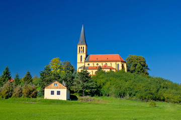 Fototapeta na wymiar Zagreb green zone idylliczny kościół