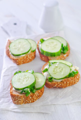 toast with cucumber