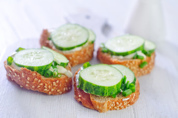 toast with cucumber
