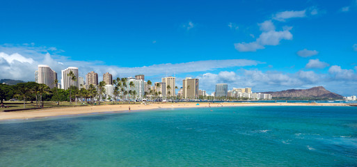 Obraz premium Ala Moana Beach Park on a nice day with Waikiki and Diamond Head
