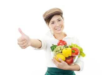 野菜を持つ笑顔のウェイトレス