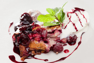 berry  strudel with ice cream