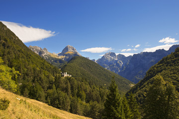 Fototapeta na wymiar Predil karnetów i Mount Mangart - Słowenia