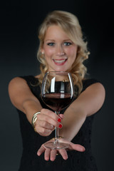 Blonde Frau mit Rotweinglas