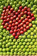 Красные и зеленые яблоки.