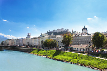Obraz premium Widok na miasto salzburg i rzekę Salzach, Austria