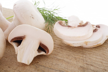 pieczarki na desce drewnianej © anix