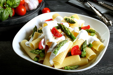 pasta maccheroni asparagi formaggio e pomodori