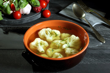 cavolfiore bollito in ceramica sfondo grigio