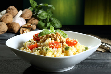 pasta  fusilli con verdure e noci tavolo grigio sfondo verde