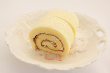 皿に乗せた２個のロールケーキ