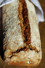 Frischgebackenes Sechskornbrot