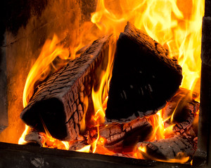 Winterzeit genießen vor dem Kamin