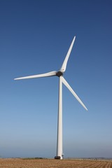 eolienne sur fond de ciel bleu