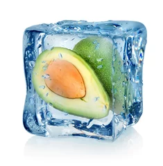 Selbstklebende Fototapete Im Eis Avocado im Eiswürfel
