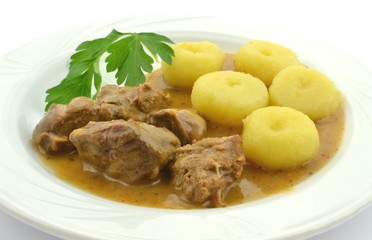 kluski śląskie z sosem gulaszowym