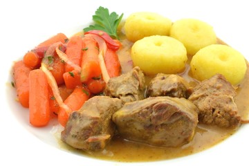 kluski śląskie z sosem gulaszowym