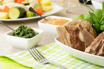 Lesso con verdure e salse