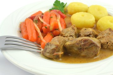 kluski śląskie z sosem gulaszowym