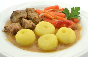 kluski śląskie z sosem gulaszowym