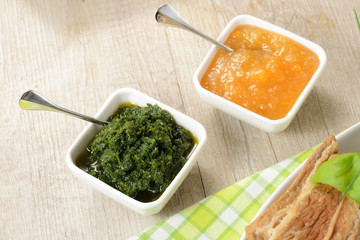 Salsa verde e mostarda con lesso su tavolo