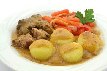kluski śląskie z sosem gulaszowym