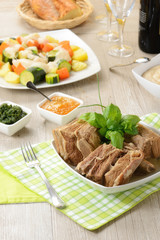 Lesso con verdure e salse