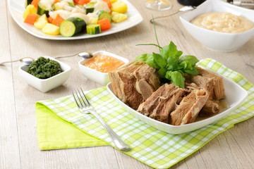 Lesso con verdure e salse
