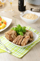 Lesso con verdure e salse