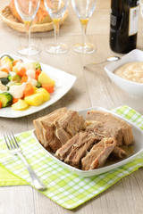 Lesso con verdure e salse