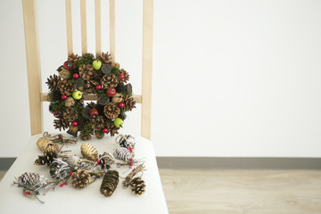 クリスマスグッズと椅子