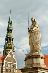 Fototapeta na wymiar Posąg Rolanda i kościoła św Piotra w Rydze, Łotwa
