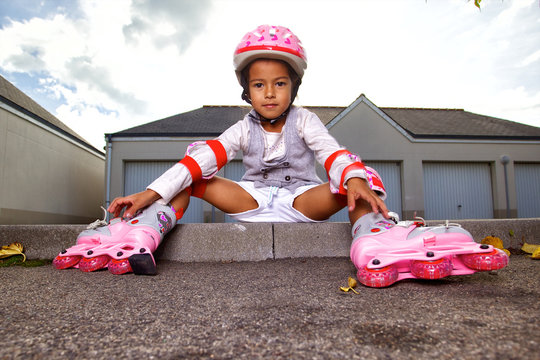 enfant apprend a faire du roller