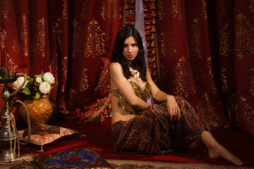 Obraz premium Oriental woman in a traditional costume