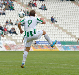 Jugador de f&uacute;tbol controlando el bal&oacute;n